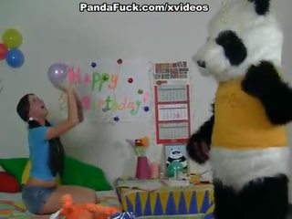 Began να παιχνίδι με ένα μεγάλος καβλί παιχνίδι panda