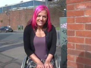 Wheelchair atada leah caprice en reino unido intermitente y al aire libre desnudez