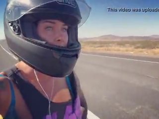 Felicity feline motorcycle bohyne jazdenie aprilia v podprsenka