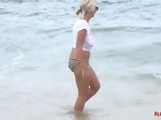 Chloe vai sem camisa em um dia em o praia - público porno