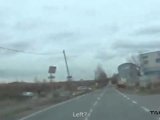 Dålig ungerska skönhet fick kicked ut naken vid den buss station